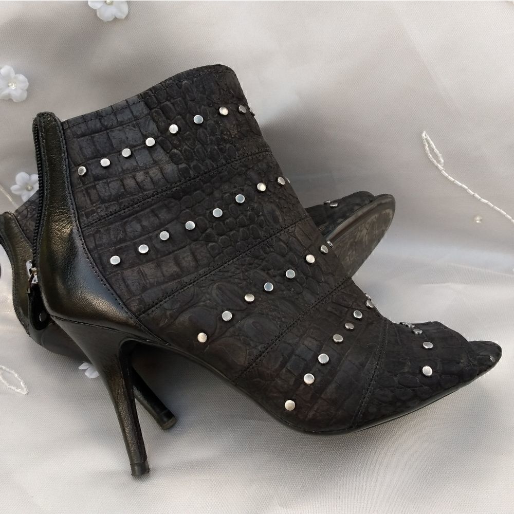 EUC CARESS Black with Silver Studs Open Toed Heeled Boots Zipper Closure Size 9